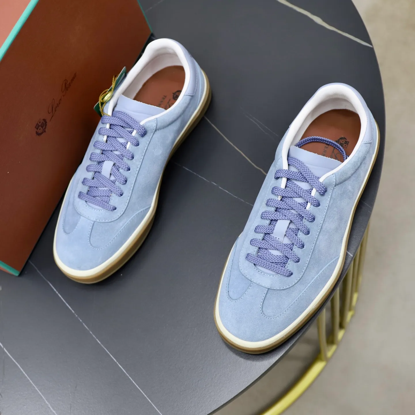 Ex-factory price: 560💰Loro Riana men’s moral training sneakers! Made from high-quality materials and designed in a low-cut silhouette, it offers an elegant and stylish look that's suitable for year-round wear. The unique double-layer sole aesthetic design, caramel cup-shaped outsole is decorated with off-white rubber trim, creating an attractive color combination. Pair with tailored pieces or jeans for a sophisticated yet casual look. The heel is decorated with soft cow leather tongue with Kummel color inserts and cotton laces with embossed LP logo. Upper: cow split suede. Lining: original thickened soft sheepskin. Size: 38-39-40-41-42-43-44 (customized in 45.46)